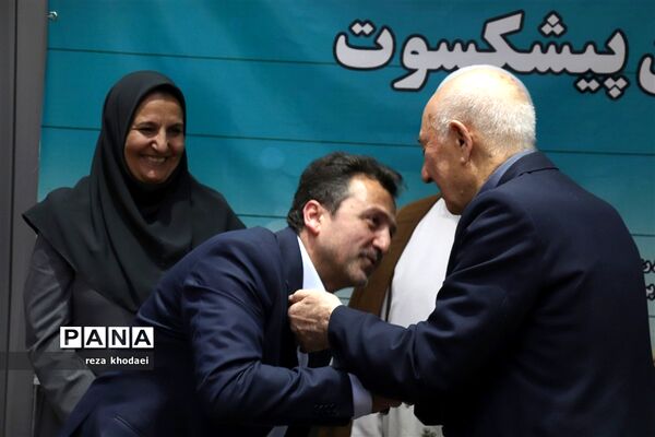 تجلیل ازمعلمان پیشکسوت در باشگاه فرهنگیان تبریز