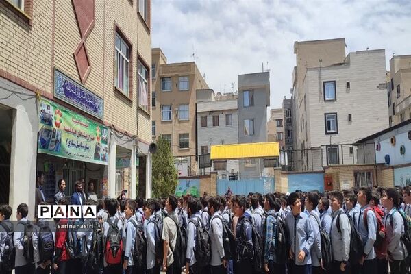 بازدید مدیرکل دفتر انتشارات و فن‌آوری آموزشی از دبستان مالک اشترمنطقه ۱۰