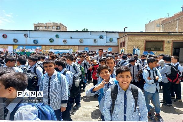 بازدید مدیرکل دفتر انتشارات و فن‌آوری آموزشی از دبستان مالک اشترمنطقه ۱۰