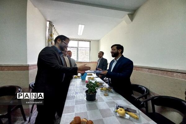 بازدید مدیرکل دفتر انتشارات و فن‌آوری آموزشی از دبستان مالک اشترمنطقه ۱۰