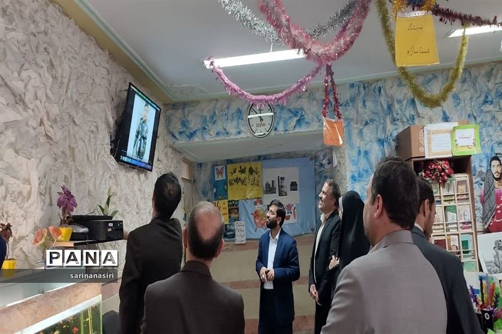 بازدید مدیرکل دفتر انتشارات و فن‌آوری آموزشی از دبستان مالک اشترمنطقه ۱۰