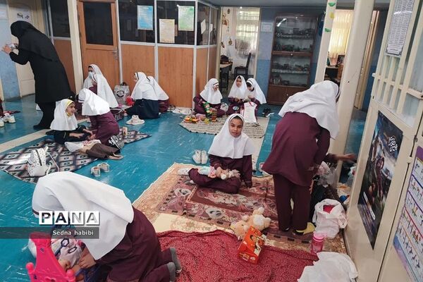 طرح یک‌روزه در مدرسه بدون کیف در دبستان حضرت زهرا(س) یک رودهن