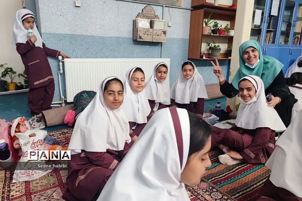 طرح یک‌روزه در مدرسه بدون کیف در دبستان حضرت زهرا(س) یک رودهن