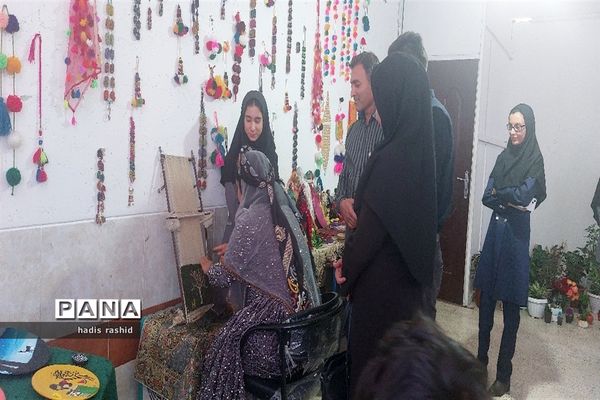 نمایشگاه دست ساخته های دانش‌آموزان کامفیروز