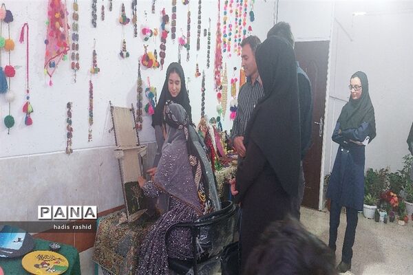 نمایشگاه دست ساخته های دانش‌آموزان کامفیروز