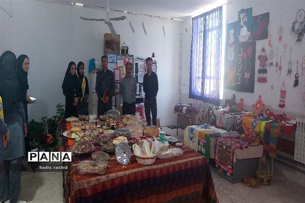 نمایشگاه دست ساخته های دانش‌آموزان کامفیروز