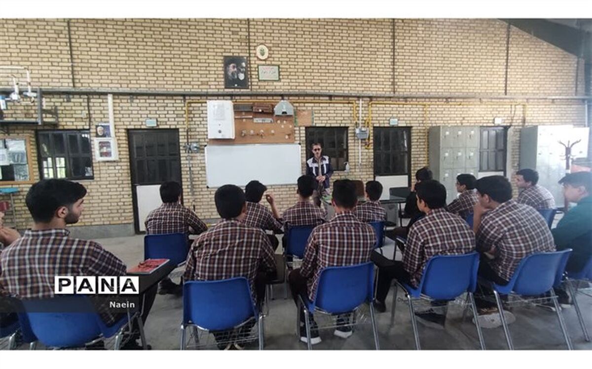 ترویج فرهنگ مهارت، کار و اشتغال پذیری در میان دانش آموزان نایینی