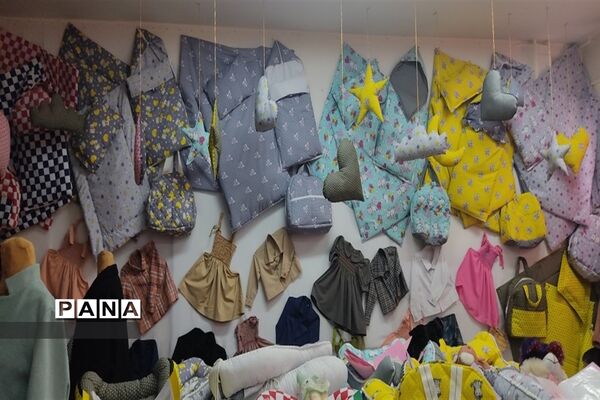 نمایشگاه کار آفرینی در دبیرستان نمونه دولتی فرزانه