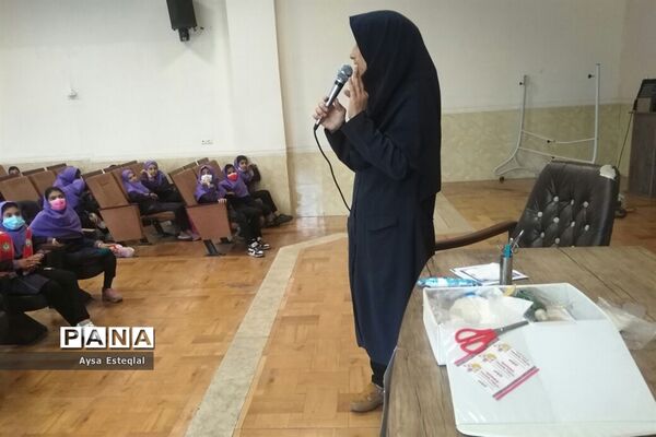 آموزش مهارت‌های تشکیلاتی به دانش‌آموزان دبستان دخترانه معارف6 ناحیه 3 شیراز