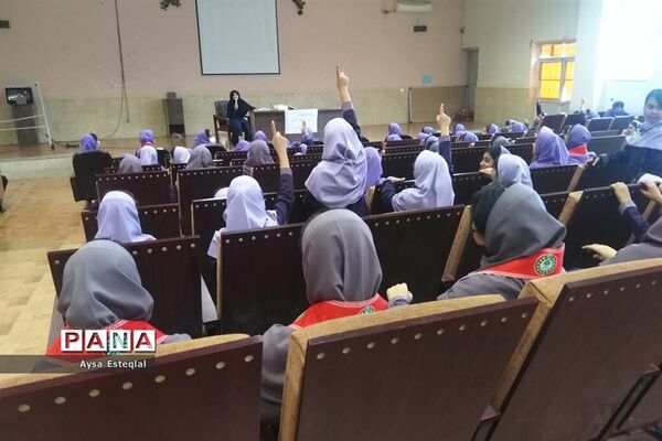 آموزش مهارت‌های تشکیلاتی به دانش‌آموزان دبستان دخترانه معارف6 ناحیه 3 شیراز