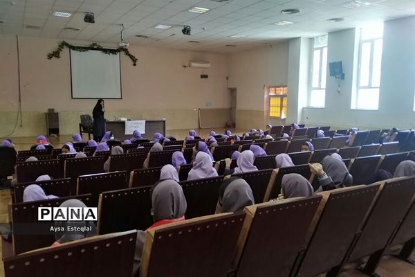 آموزش مهارت‌های تشکیلاتی به دانش‌آموزان دبستان دخترانه معارف6 ناحیه 3 شیراز