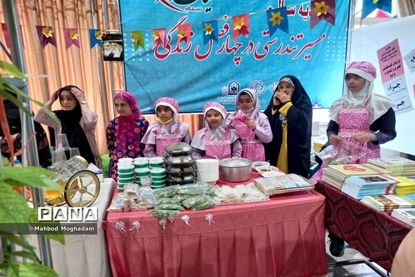 بازدید مدیر آموزش و پرورش منطقه ۱۳ از نمایشگاه حیات سبز