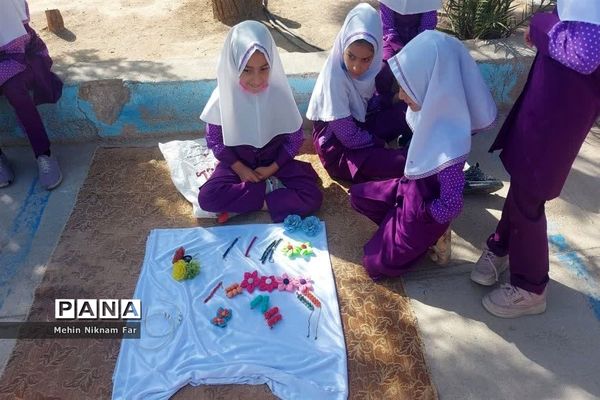 برپایی نمایشگاه دست‌سازها و تولیدات محلی دانش‌آموزان دبستان حضرت رقیه(س)  ناحیه یک یزد