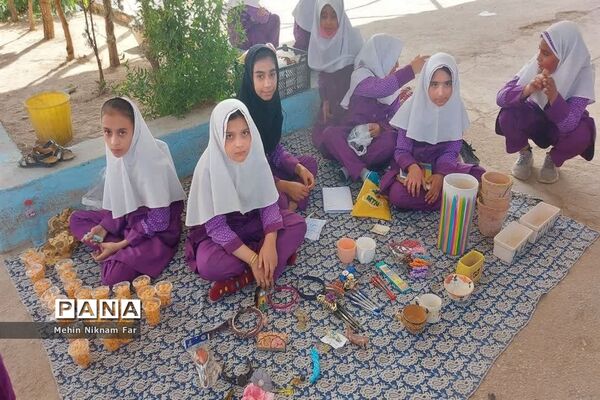 برپایی نمایشگاه دست‌سازها و تولیدات محلی دانش‌آموزان دبستان حضرت رقیه(س)  ناحیه یک یزد
