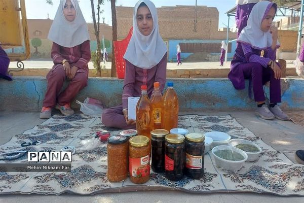 برپایی نمایشگاه دست‌سازها و تولیدات محلی دانش‌آموزان دبستان حضرت رقیه(س)  ناحیه یک یزد