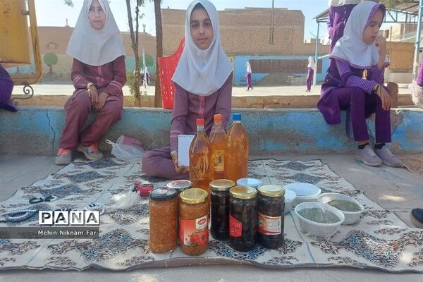 برپایی نمایشگاه دست‌سازها و تولیدات محلی دانش‌آموزان دبستان حضرت رقیه(س)  ناحیه یک یزد