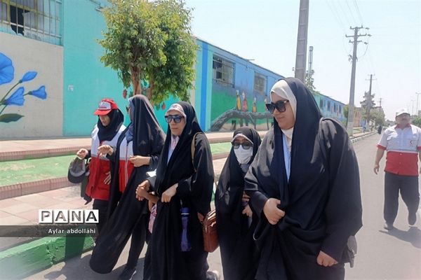 پیاده‌روی اعضای جمعیت هلال احمر در شهرستان قرچک