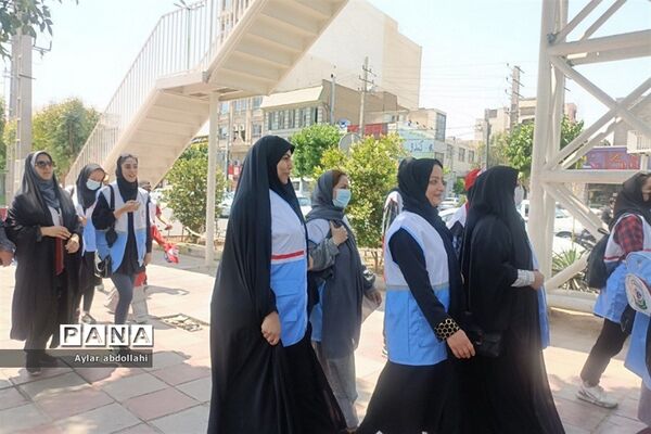 پیاده‌روی اعضای جمعیت هلال احمر در شهرستان قرچک