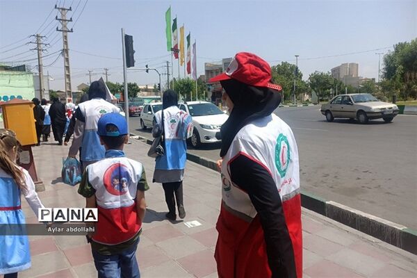 پیاده‌روی اعضای جمعیت هلال احمر در شهرستان قرچک