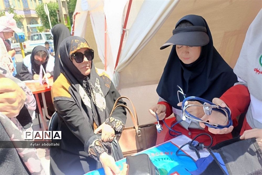 برپایی چادرهای سلامت توسط اعضای جمعیت هلال احمر شهرستان قرچک