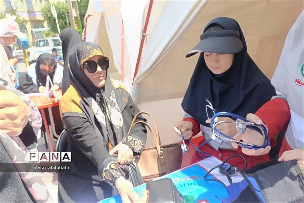 برپایی چادرهای سلامت توسط اعضای جمعیت هلال احمر شهرستان قرچک