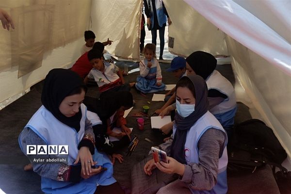 برپایی چادرهای سلامت توسط اعضای جمعیت هلال احمر شهرستان قرچک