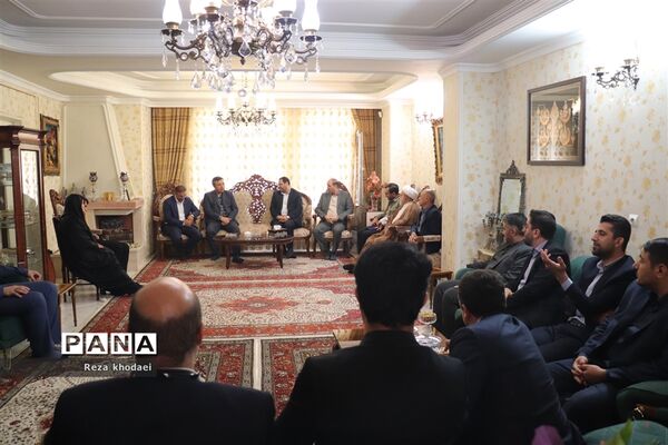 دیدار سرپرست وزارت آموزش و پرورش با خانواده شهدا در تبریز