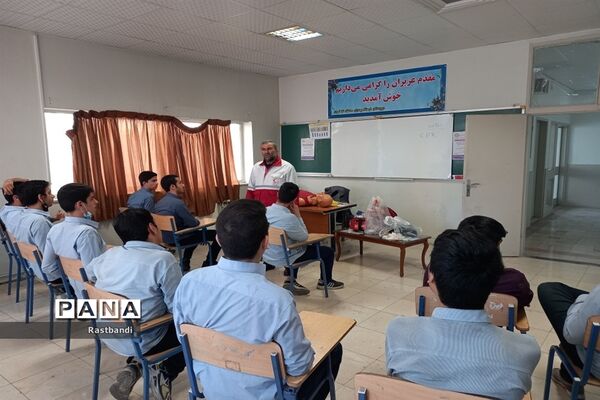برگزاری دوره هلال احمر در دبیرستان فرهنگ عرفان منطقه ۱۳