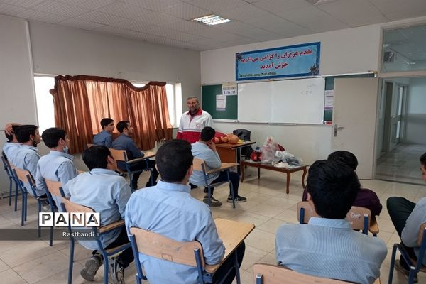 برگزاری دوره هلال احمر در دبیرستان فرهنگ عرفان منطقه ۱۳