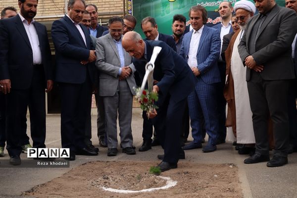 آیین کلنگ‌زنی مدرسه انقلاب اسلامی تبریز با حضور معاون سرپرست آموزش پرورش