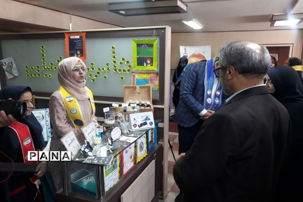 بازدید مسئولان از غرفه‌های مفاخر در سالروز تاسیس سازمان دانش‌آموزی