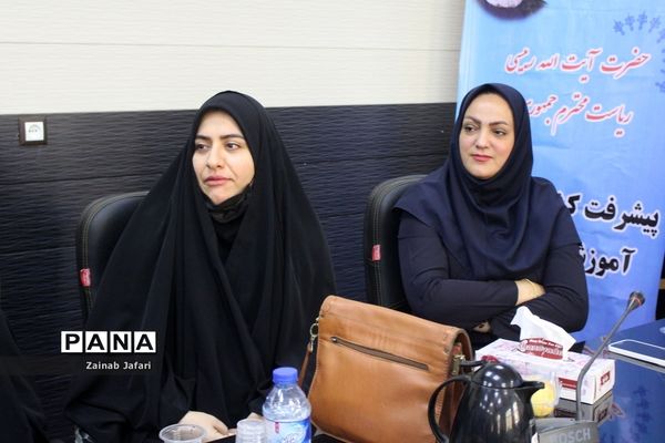 تجلیل از معلمان و مدیران نمونه آموزش و پرورش استثنایی استان بوشهر