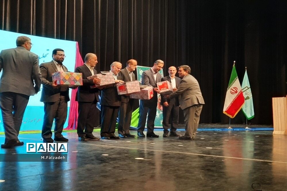 تقدیر از معلمان نمونه منطقه ۱۵
