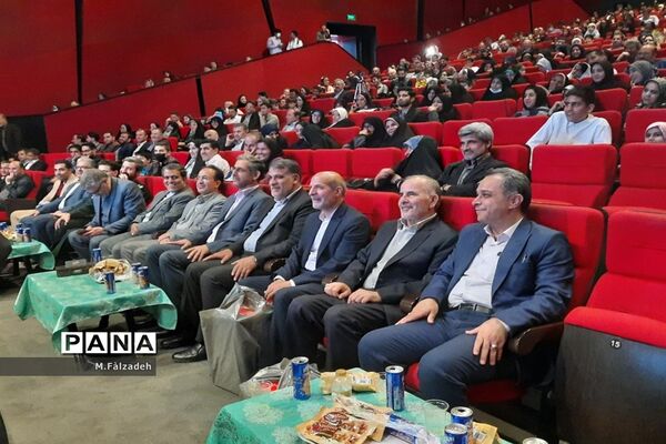 تقدیر از معلمان نمونه منطقه ۱۵