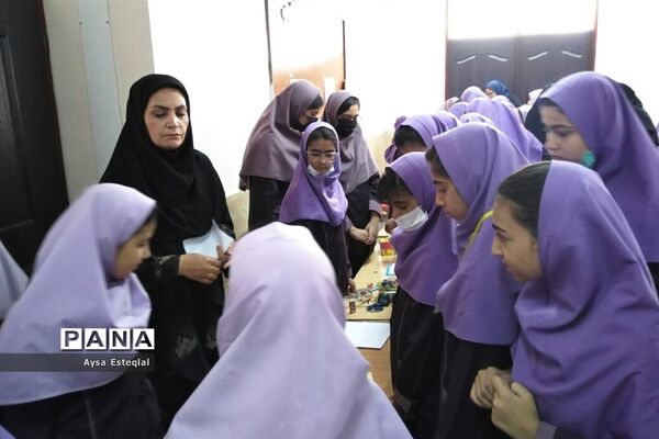 برگزاری نمایشگاه طرح جابربن حیان در دبستان معارف 6 ناحیه 3 شیراز