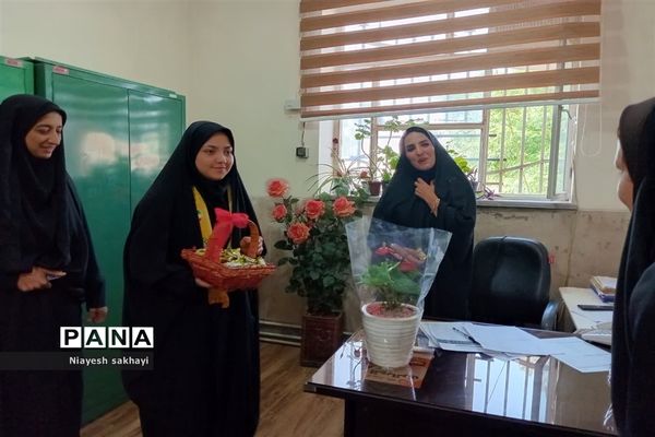 تقدیر از کارکنان آموزش و پرورش به مناسب سالگرد تاسیس سازمان دانش‌آموزی