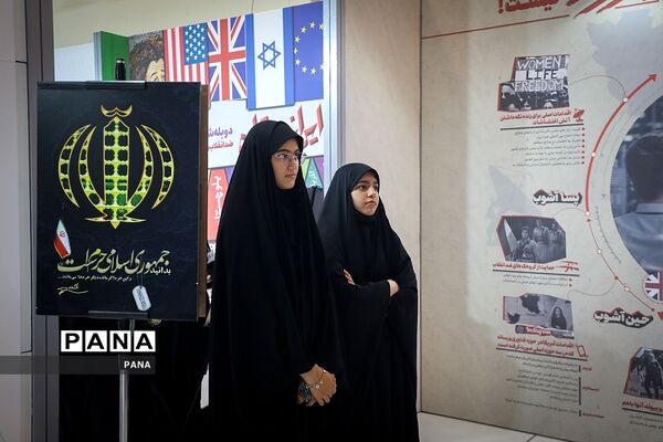 بازدید دانش‌آموزان از نمایشگاه« روایت میدان»