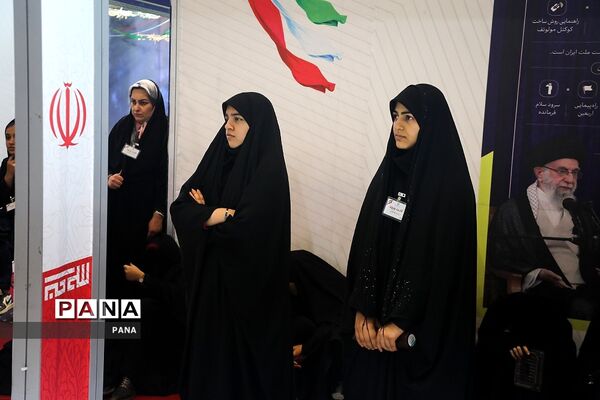 بازدید دانش‌آموزان از نمایشگاه« روایت میدان»