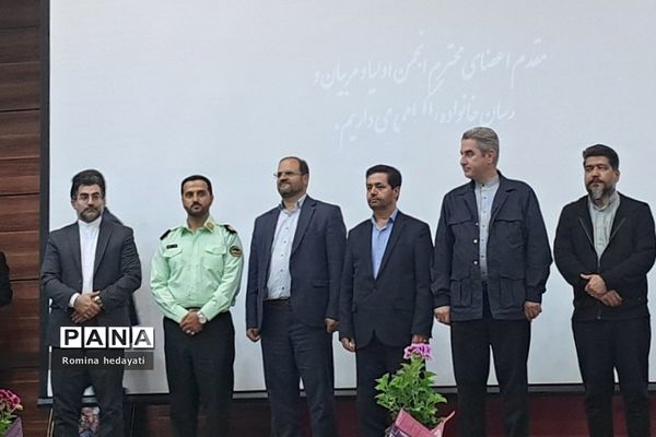 همایش تجلیل از فرهنگیان منتخب در آموزش و پرورش رودهن