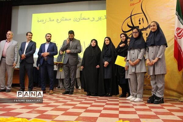 تقدیر از رتبه‌های برتر مسابقات فرهنگی هنری فردا در ناحیه یک شهرری