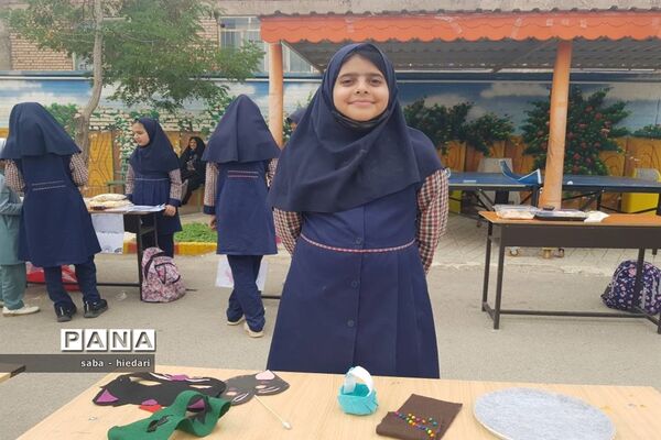 برپایی بازارچه فروش تولیدات دانش‌آموزان دبستان علامه حلی بیرجند