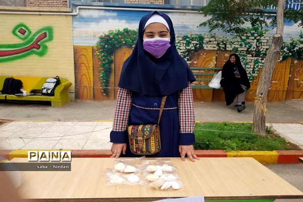 برپایی بازارچه فروش تولیدات دانش‌آموزان دبستان علامه حلی بیرجند