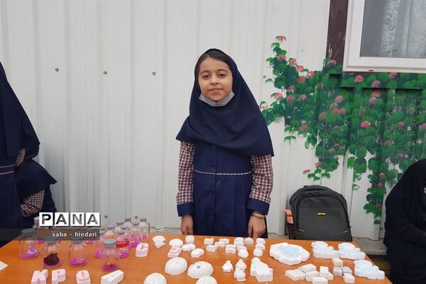 برپایی بازارچه فروش تولیدات دانش‌آموزان دبستان علامه حلی بیرجند