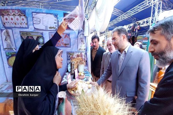 بازدید علیرضا کریمیان از نمایشگاه گردشگری و اقوام  منطقه ۵