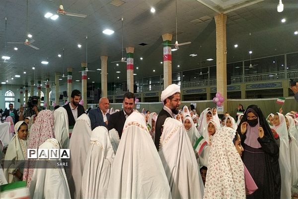 جشن تکلیف ۱۷۰۰ نفری دانش‌آموزان دختر شاهین شهر با حضور ابوذر روحی و اجرای سرود سلام فرمانده ۱ و ۲