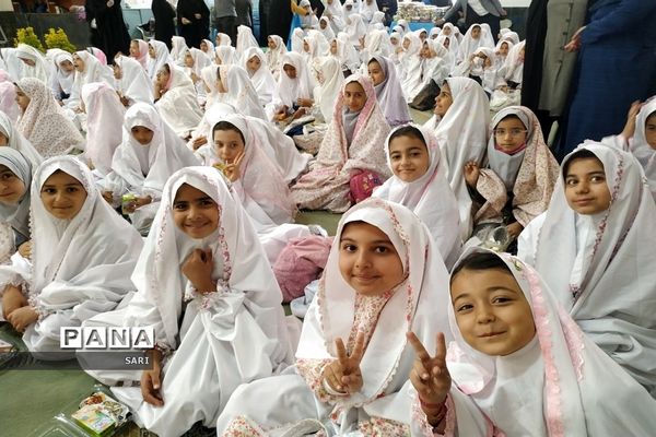 جشن تکلیف ۱۷۰۰ نفری دانش‌آموزان دختر شاهین شهر با حضور ابوذر روحی و اجرای سرود سلام فرمانده ۱ و ۲