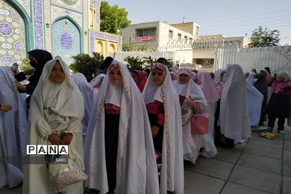 جشن تکلیف ۱۷۰۰ نفری دانش‌آموزان دختر شاهین شهر با حضور ابوذر روحی و اجرای سرود سلام فرمانده ۱ و ۲