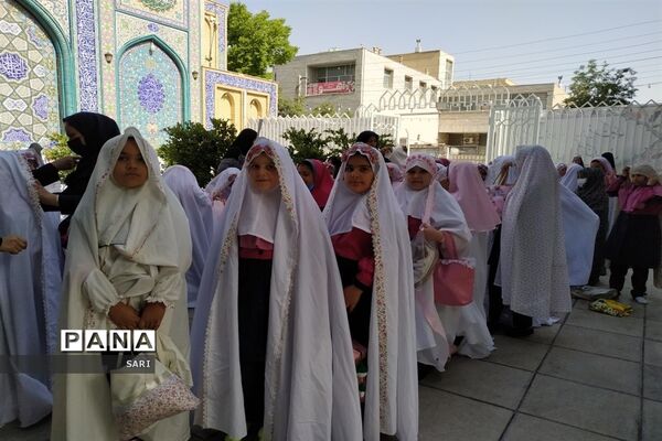 جشن تکلیف ۱۷۰۰ نفری دانش‌آموزان دختر شاهین شهر با حضور ابوذر روحی و اجرای سرود سلام فرمانده ۱ و ۲