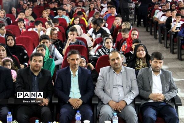 همایش تجلیل از دانش‌آموزان نمونه دبیرستان قریب ناحیه یک بهارستان