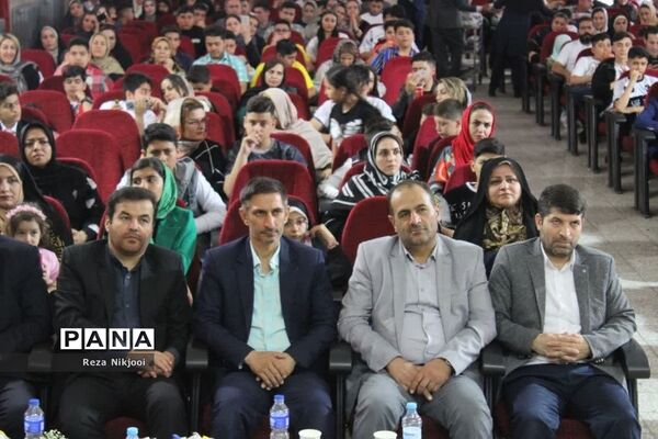 همایش تجلیل از دانش‌آموزان نمونه دبیرستان قریب ناحیه یک بهارستان